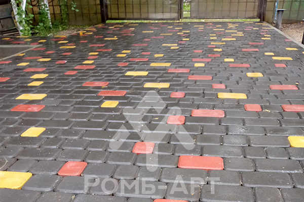 Современная тротуарная плитка выглядит аккуратно, а также подходит для укладки на самых разных участках земли