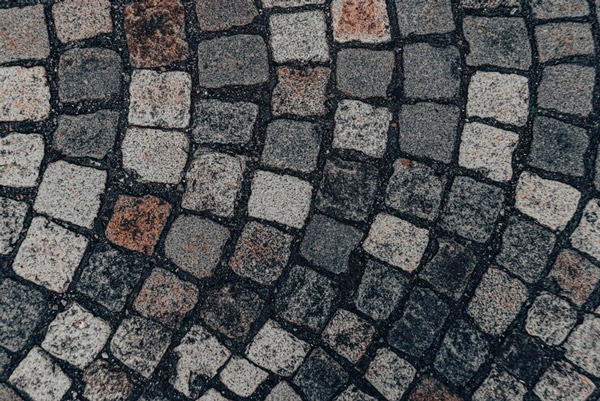Натуральная брусчатка имеет неровную поверхность: по ней неудобно ходить. К тому же, при намокании она скользит 