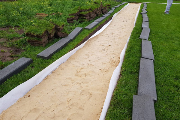 Тщательная подготовка основания и выбор плотного геотекстиля &mdash; залог устойчивости и долговечности тротуарного покрытия.