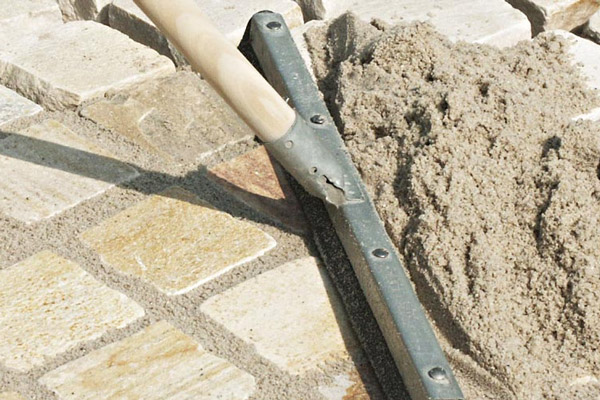 Затирка швов тротуарной плитки песком – это доступный и надежный способ сохранить покрытие аккуратным и долговечным