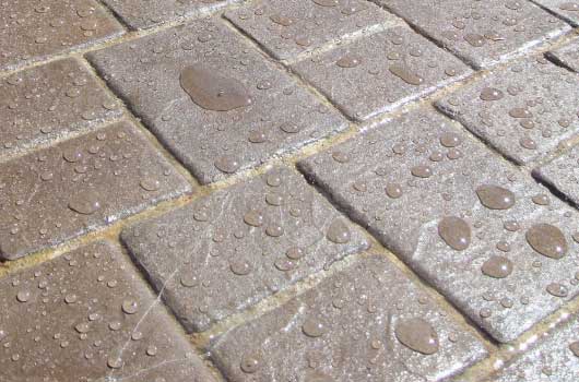 Зачем и чем нужно обрабатывать тротуарную плитку?